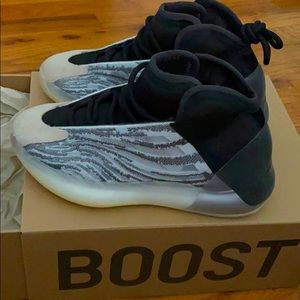 Yeezy QNTM size 5